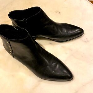 Nine West booties black leather inside zipper. Size 9 EUC.